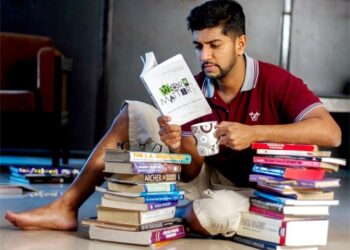 तो वाचतो रोज एक पुस्तक! … पुस्तकांच्या जगात रमलेल्या मित्राची गोष्ट