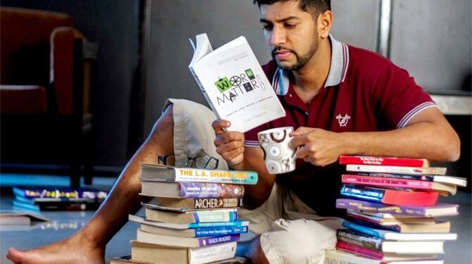 तो वाचतो रोज एक पुस्तक! … पुस्तकांच्या जगात रमलेल्या मित्राची गोष्ट