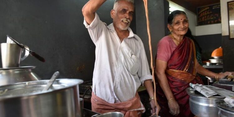 चहा-कॉफी विकून जोडीने फिरले तब्बल २३ देश!