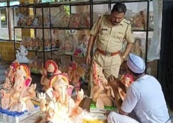 तुरुंगात कैदी बनवताहेत बाप्पाची आकर्षक मूर्ती!