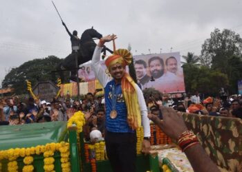 हेलिकॉप्टरमधून पुष्पवृष्टी; ढोलताशांचा गजर! ऑलिम्पिकवीर स्वप्निलचे जंगी स्वागत