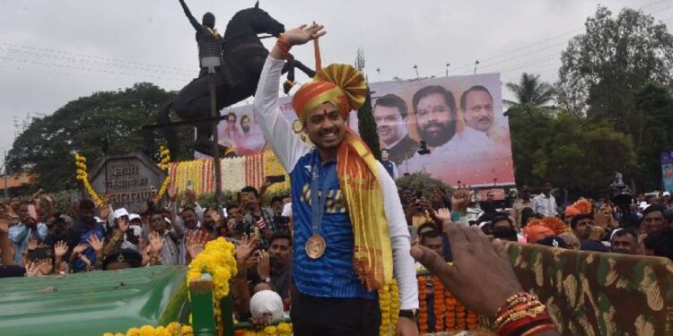 हेलिकॉप्टरमधून पुष्पवृष्टी; ढोलताशांचा गजर! ऑलिम्पिकवीर स्वप्निलचे जंगी स्वागत