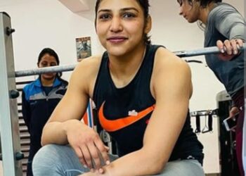 ती हारली तरीही ती जिंकली! … गुडघे न टेकता ती एका हाताने लढली…