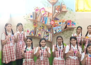 विद्यार्थीनींनी बांधली पुस्तकांनाच राखी!…