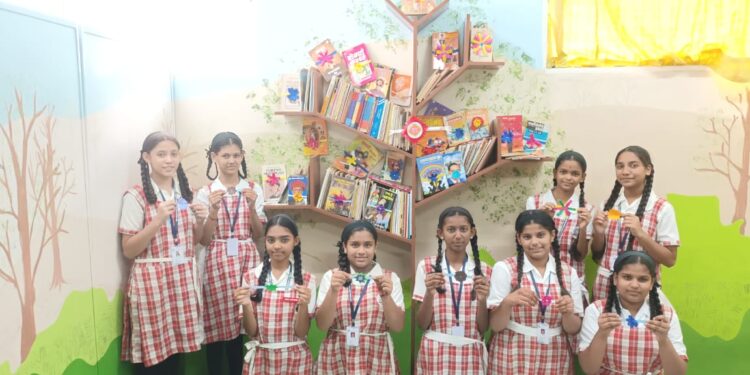 विद्यार्थीनींनी बांधली पुस्तकांनाच राखी!…