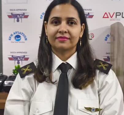 ‘ती’ करते आकाशातून शेतात फवारणी!….