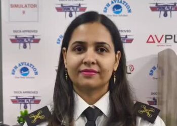 ‘ती’ करते आकाशातून शेतात फवारणी!….