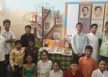 पुण्यातील विद्यार्थ्यांनी गणरायासमोर केला वाचनाचा संकल्प