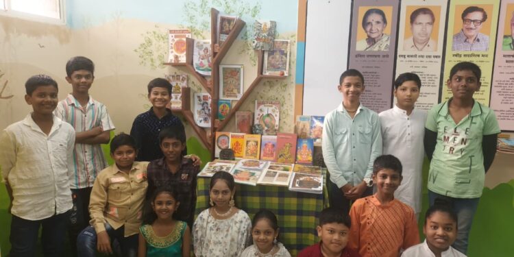 पुण्यातील विद्यार्थ्यांनी गणरायासमोर केला वाचनाचा संकल्प