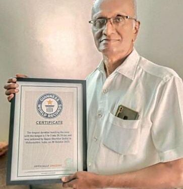 नाकाला जीभ लावून आजोबांनी केला विश्वविक्रम!