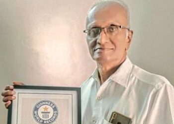 नाकाला जीभ लावून आजोबांनी केला विश्वविक्रम!