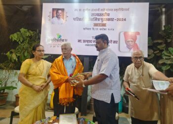 प्रत्येक गाव कवितेचं करण्यासाठी ते फिरतायत अनवाणी!