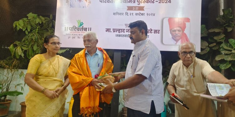 प्रत्येक गाव कवितेचं करण्यासाठी ते फिरतायत अनवाणी!