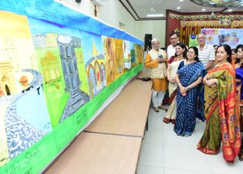 ५० फूट लांब कॅनव्हासवर साकारले महाराष्टाचे पर्यटन वैभव