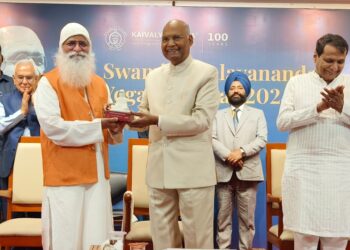 आत्मयोगगुरू डाॅ. संप्रसाद विनोद यांचा योग पुरस्काराने गौरव 