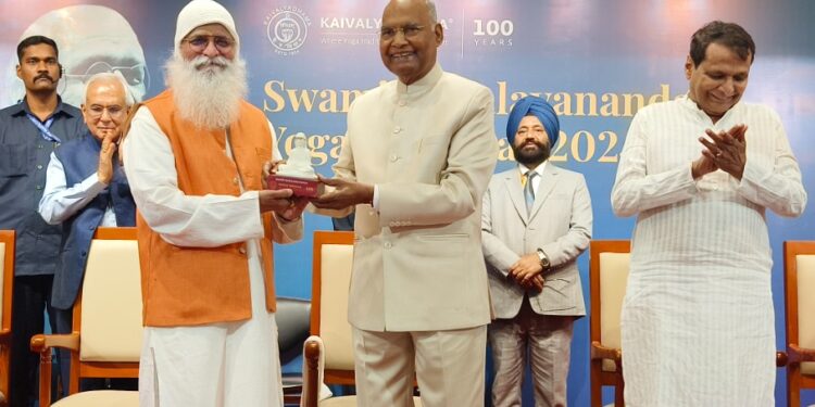 आत्मयोगगुरू डाॅ. संप्रसाद विनोद यांचा योग पुरस्काराने गौरव