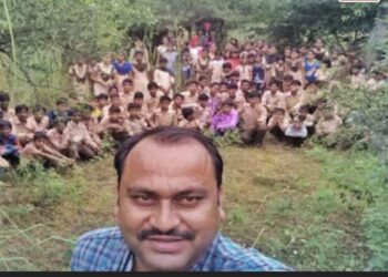 विद्यार्थ्यांच्या घरोघरी जाऊन ‘तो’ लावतोय ज्ञानाचा दीप!