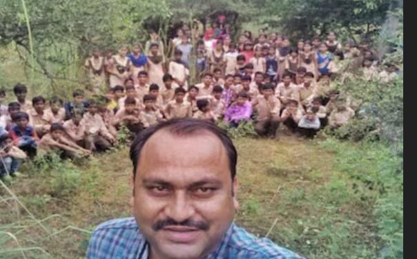 विद्यार्थ्यांच्या घरोघरी जाऊन ‘तो’ लावतोय ज्ञानाचा दीप!