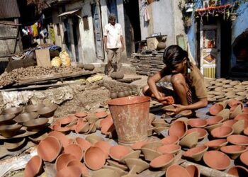 युपीतील कुंभारांच्या पणत्यांचा जगभरात संचार!