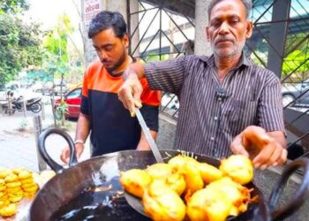 मुंबईत विद्यार्थ्यांना फक्त 5 रुपयांमध्ये मिळतो वडापाव!