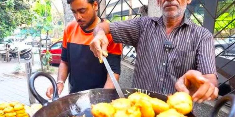 मुंबईत विद्यार्थ्यांना फक्त 5 रुपयांमध्ये मिळतो वडापाव!