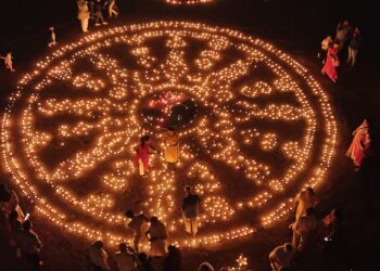 हजारो दिव्यांनी उजळली हास्यमने!!