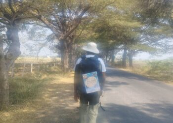 तो निघाला… गावोगावी फक्त गोष्टी सांगायला!…