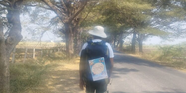 तो निघाला… गावोगावी फक्त गोष्टी सांगायला!…