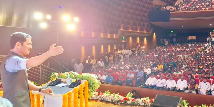 मुलांना संघर्षाचे मोल कळू द्या : विश्वास नांगरे पाटील …ऐश्वर्य व्याख्यानमालेच्या तिसऱ्या पर्वात बहुमोल मार्गदर्शन