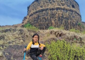 शर्विका म्हात्रेने अवघ्या 7 व्या वर्षी सर केले 121 किल्ले