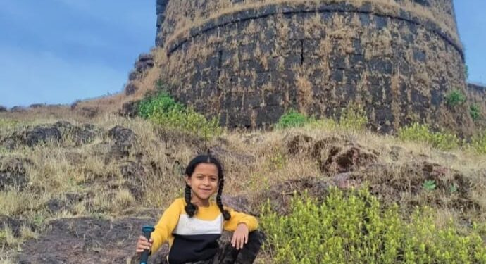 शर्विका म्हात्रेने अवघ्या 7 व्या वर्षी सर केले 121 किल्ले