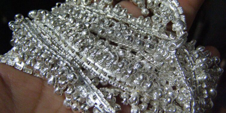 चांदीमुळे चकाकले ‘या’ गावाचे नशीब…