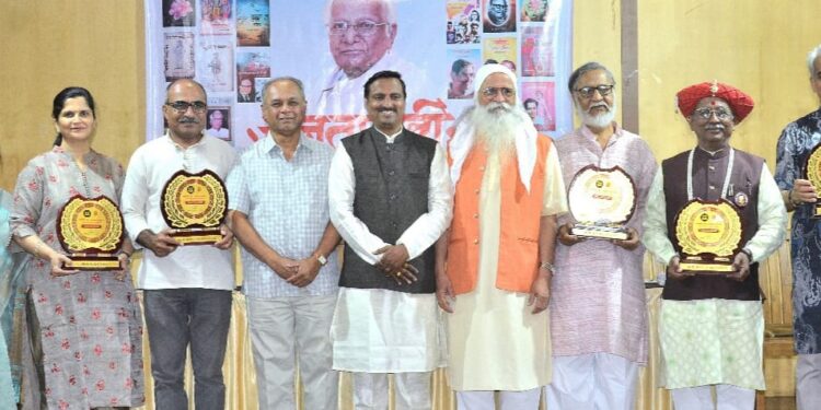 कर्तृत्वरत्न पुरस्कारातून कर्तृत्वाचा यथोचित सन्मान 