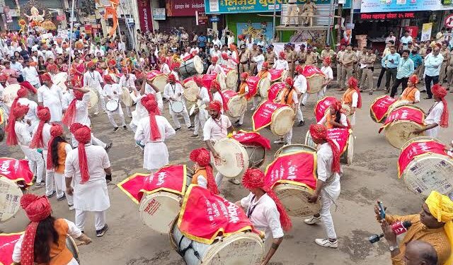 सोलापूरात पारंपरिक वाद्यांच्या गजरात लक्षवेधी मिरवणूका
