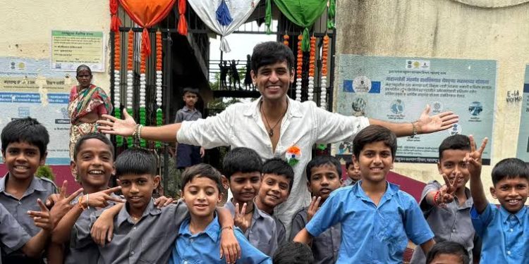 शाळांना वाचविण्यासाठी सिद्धेश लोकरे निघाला स्कुटीवर