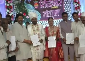 नवरदेवाचे अनोखे ‘रिटर्न गिफ्ट’ ; संपूर्ण गावासाठी उतरवला तब्बल ३३ कोटींचा अपघात विमा