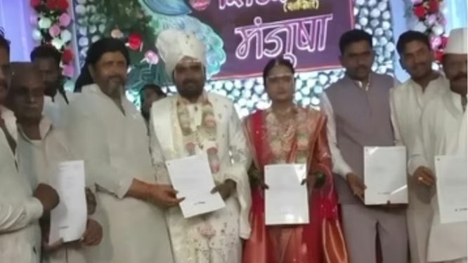 नवरदेवाचे अनोखे ‘रिटर्न गिफ्ट’ ; संपूर्ण गावासाठी उतरवला तब्बल ३३ कोटींचा अपघात विमा