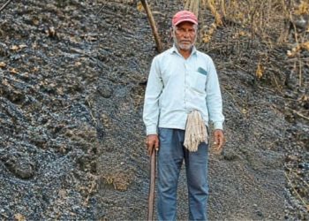 67 वर्षीय तरुणाने साकारला डोंगरातून रस्ता
