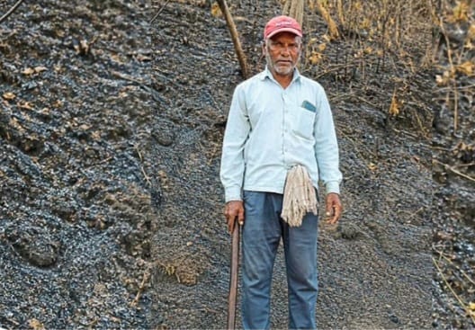 67 वर्षीय तरुणाने साकारला डोंगरातून रस्ता