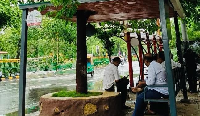 अहमदाबादमध्ये साकारले पहिले ‘ट्री-इंटीग्रेटेड’ ग्रीन बसस्टॉप