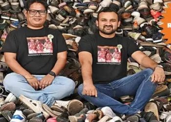 फेकून दिलेल्या बुटांतून साकारल्या नवीन बॅगा