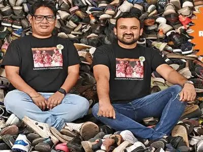 फेकून दिलेल्या बुटांतून साकारल्या नवीन बॅगा