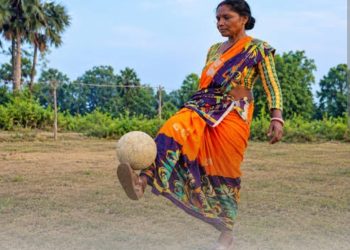 ती साडी नेसून उतरली फुटबॉलच्या मैदानात