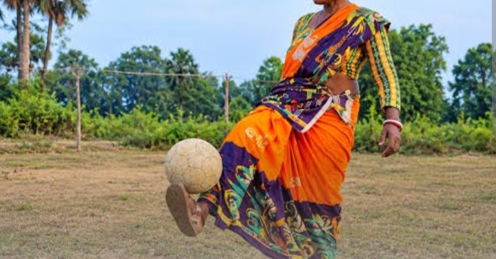 ती साडी नेसून उतरली फुटबॉलच्या मैदानात
